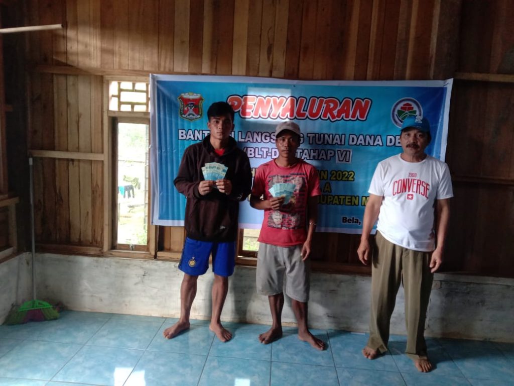 Salurkan BLT Tahap 6  Kepala Desa Bela semoga bantuan ini dapat  membantu masyarakat.