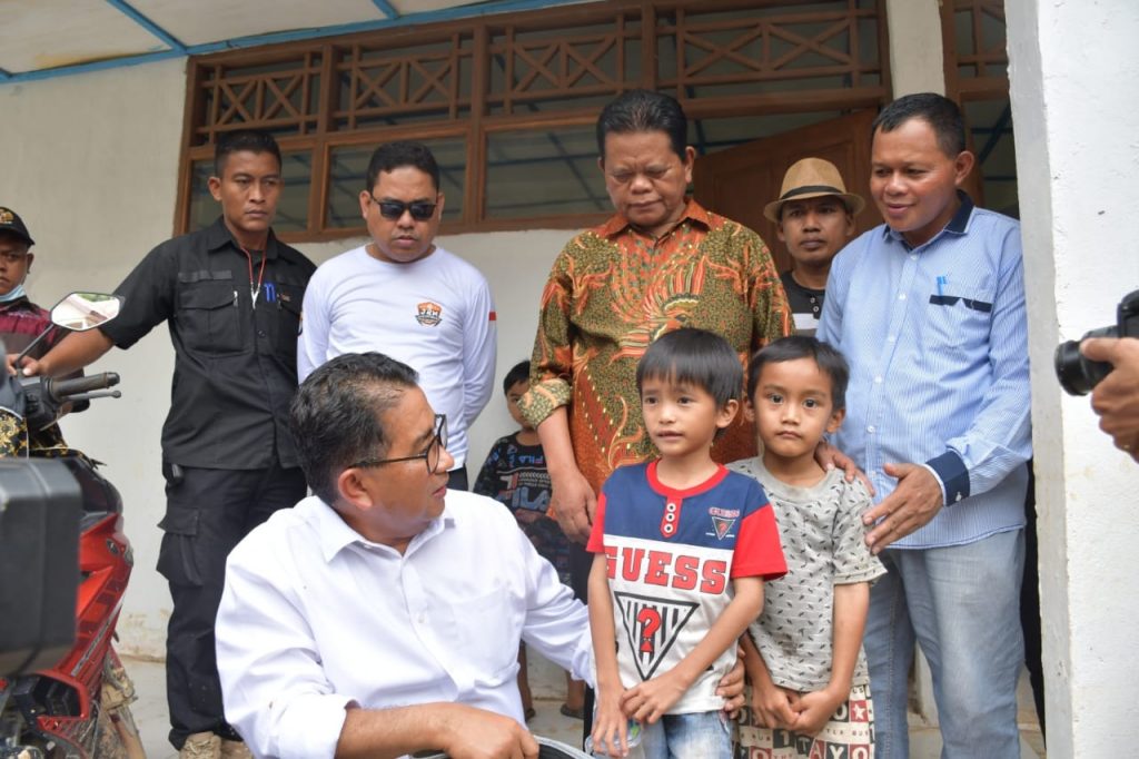 Tinjau Sekolah di Mamasa, Pj Gubernur Usulkan Penggabungan Sekolah dan Perbaikan Akses Jalan