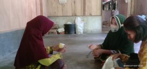 Deteksi Penularan Penyakit TBC. Kader kesehatan desa lebani melakukan pengambilan dahak warga