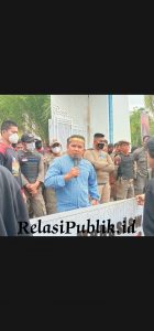 Massa Aksi Saling Dorong Dengan Petugas Satpol PP Di Pintu Masuk Kantor Bupati Mamuju.