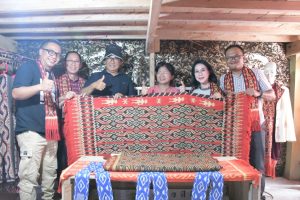 Berkunjung ke UMKM, Akmal Ajak Masyarakat Promosikan Tenun Sekomandi