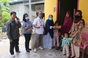 PERCEPAT ATASI STUNTING , ASN PERWAKILAN BKKBN SULBAR  MEMBERIKAN BANTUAN TELUR  KELUARGA BERESIKO STUNTING.