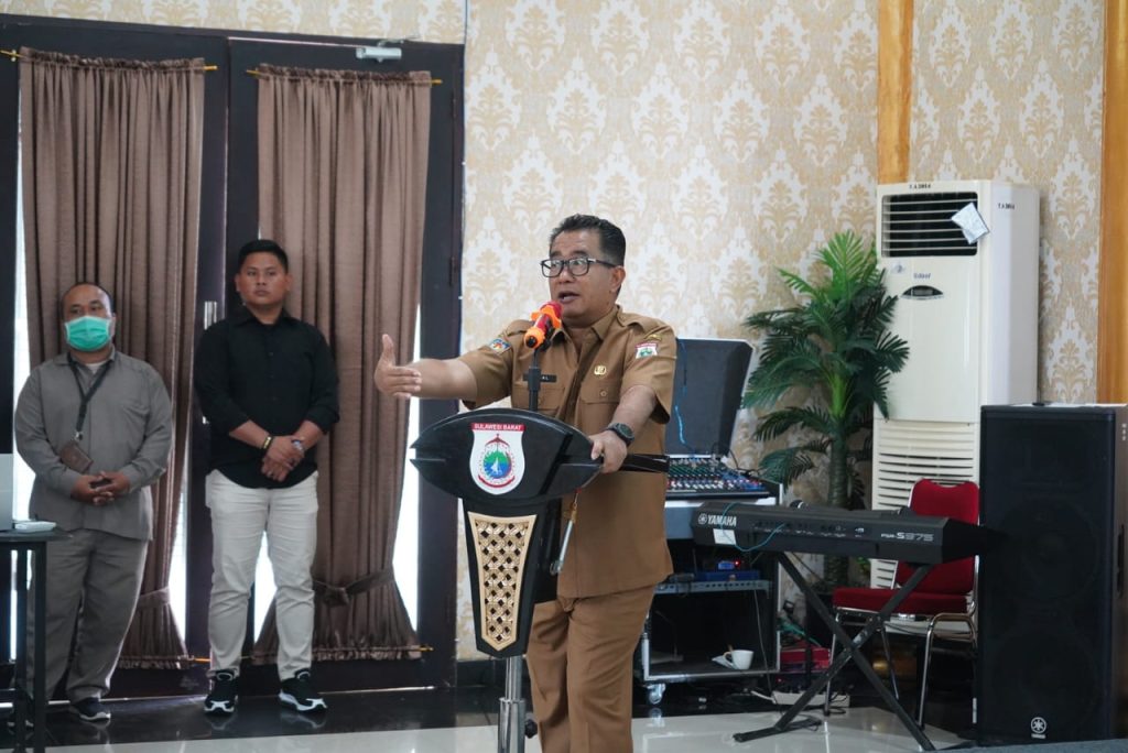 Pj Gubernur Sulbar Serahkan Akun Webgis ke Forkopimda