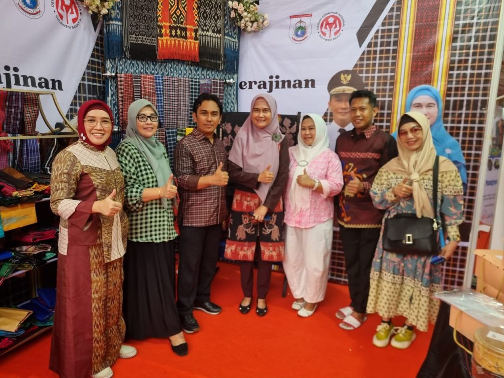 HUT DEKRANAS Ke-43, Kerajinan Tenun dan Baju Tenun IKM Binaan Dekranasda Provinsi Sulawesi Barat Laris Manis.