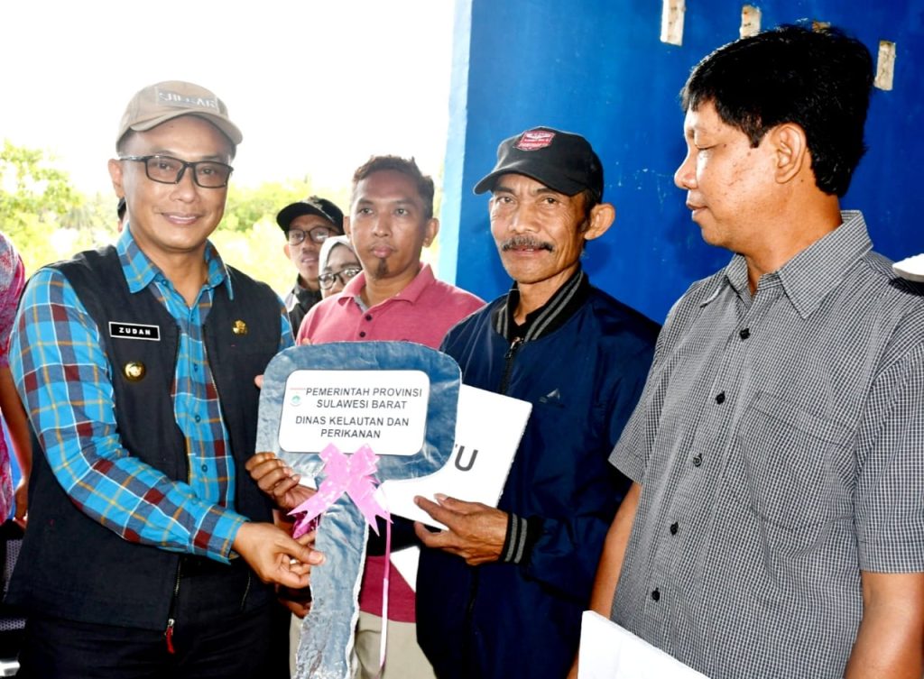 Pj Gubernur Sulbar Serahkan Bantuan Kendaraan , Dorong Peningkatan Hasil Nelayan