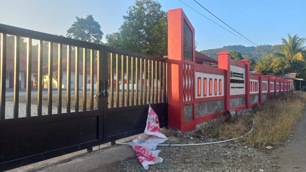 Diduga Upah Tukang Dan Biaya Material Belum dibayarkan, Tukang Segel Sekolah SD Impres Pempioang.