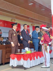 Usaman Suhuriah (dasi Merah ) wakil ketua I DPRD Sulbar saat memghadiri Syukuran Hut Bhayangkara me 77. 
