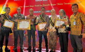 Kemenkumham Sulbar Menerima 4 Penghargaan Pada Pertemuan JDIH Dan LDCC