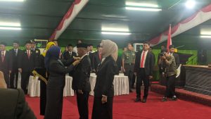 Ketua DPRD provinsi Sulawesi Barat memasang pin kepada Ebsan yang baru dilantik menjadi anggota DPRD Provinsi Sulawesi Barat periode 2019-2024 melalui PAW.
