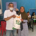 "Pj. Kepala Desa Pati'di ABD Wahid Menyerahkan Beras 10 Kg kepada warga KPM"