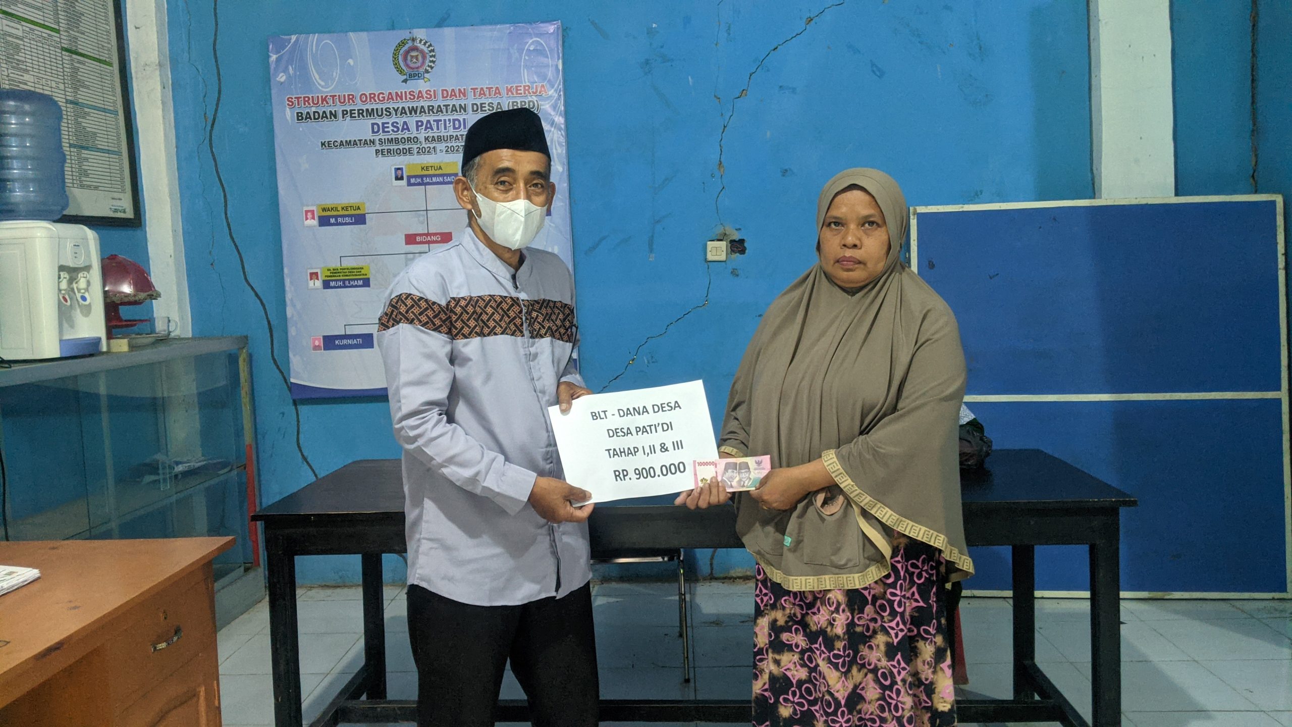 Pj. Kepala Desa Pati'di ABD Wahid Menyerahkan Bantu Langsung Tunai Kepada KPM Desa Pati'di
