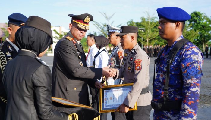 Moment Hari Kebangkitan Nasional, 24 Personel Dapat Reward dari Kapolda Sulbar