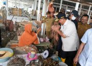 Pj Gubernur Sulbar, Bahtiar Tinjau Ketersediaan Pasokan di Pasar Smart Pasangkayu