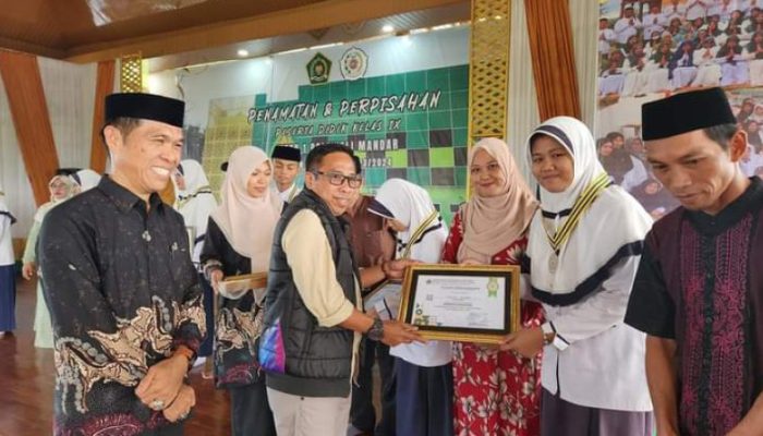 Muhammad Abidin Berikan Apresiasi Pembinaan Tilawatil Quran MTs Negeri 1 Polewali Mandar