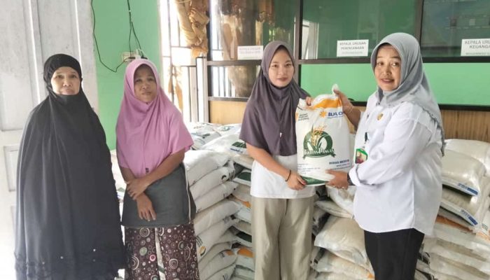 Pemdes Mekkatta Selatan Salurkan Bantuan Beras CPP Sebanyak 189 KPM