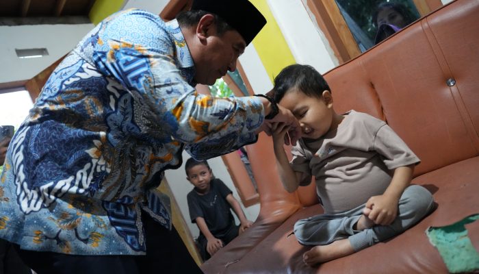 Kunjungi Athala, bocah penderita ginjal di Polman, Pj Bahtiar “Semangat Nak, Saya Akan Urus Hingga Sembuh”!