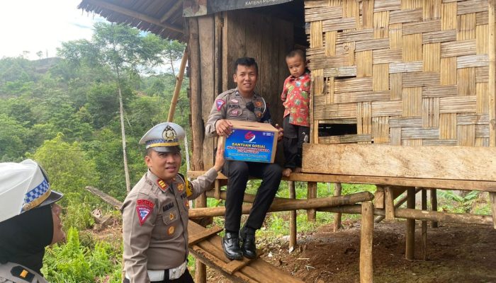 Peringati HUT Lalulintas Ke-69, Satlantas Polresta Mamuju Salurkan Bantuan Sosial Untuk Masyarakat Kurang Mampu