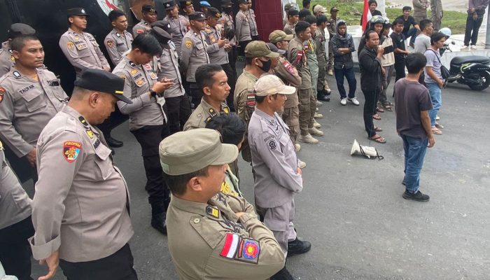Polresta Mamuju Amankan Aksi Unras Dua Kelompok Mahasiswa Di Kantor Gubernur Sulbar