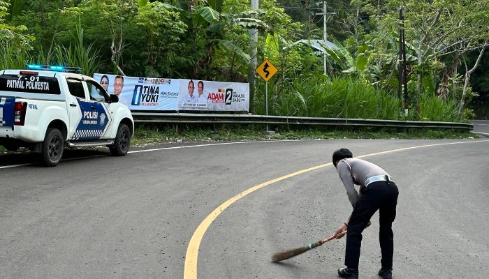 Cegah Terjadinya kecelakaan, Sat Lantas Polresta Mamuju Bersihkan Matrial Pasir dan Batu kerikil yang Berhambura Di Jln,Trans Sulawesi.