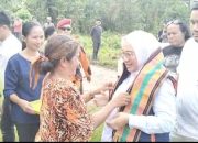 Disambut Dengan Kain Tenun Khas Kupang. Sutinah: Tidak Ada Istilah Pendatang.