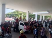 Ratusan warga Desa Beru-Beru Dan Desa Kalukku Barat Demo Kantor DPRD Sulbar Untuk Cabut ijin Tambang Pasir PT. Jaya Pasir Andalan