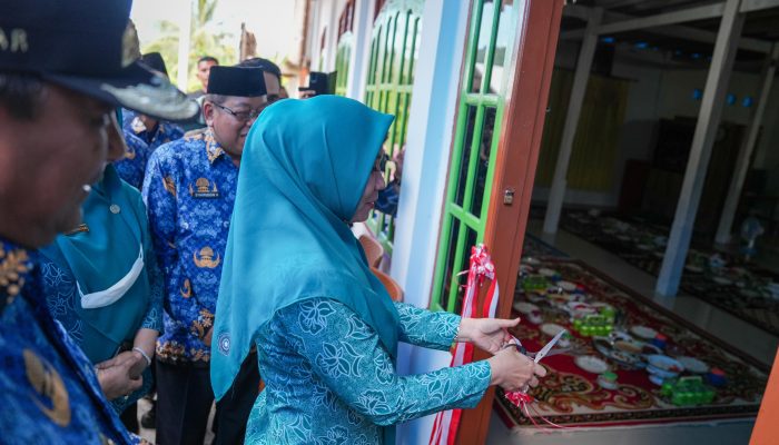 Pj Ketua PKK Sulbar, Sofha Marwah Menggunting Pita Tanda Masuk Rumah Bantuan Pasca Bencana Banjir di Sondoang Mamuju