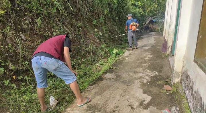 Kepala Dusun Pati'di, Bersama KKN Universitas Sulawesi Barat Melaksanakan Pembersihan Samping Mesjid Ar-Rahman.