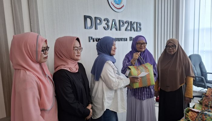 Berbagai Kebahagiaan Bersama PTT DP3AP2KB Sulbar Bagi Paket Parcel Lebaran