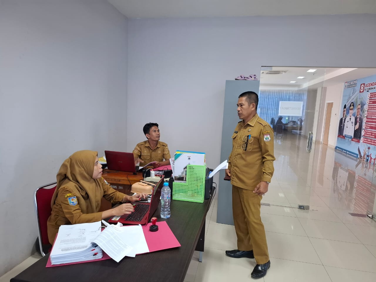 Amir A Dado Kadis DP3AP2KB Provinsi Sulawesi Barat (Sulbar) Cek kehadiran para Aparatur Sipil Negara (ASN) dan PTT pasca libur cuti bersama dihari raya Idul Fitri 1446 Hijriah.