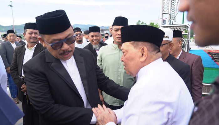 Gubernur dan Wagub Sulbar Salat Idul Adha di Anjungan Pantai Manakarra