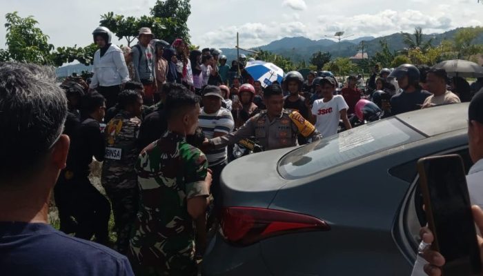 Petugas PosPam Operasi Lilin Anjungan Pantai Manakarra Bergerak Cepat Tangani Laporan Orang Tenggelam