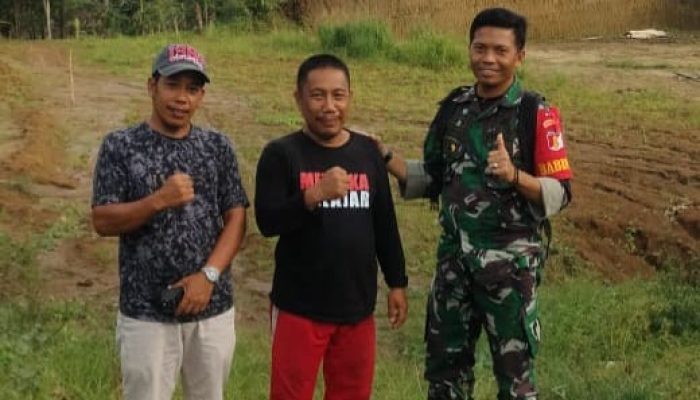Gambar. Babinsa dan Kepala Dusun Patidi tinjau lokasi tanah yang dihibahkan oleh masyarakat untuk pembangunan Gerai Koperasi Desa Merah Putih desa patidi