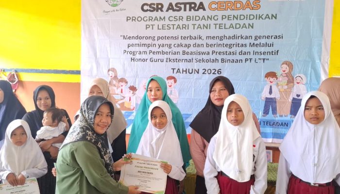 Penyerahan Beasiswa Astra Cerdas untuk Siswa Berprestasi di Desa Polanto Jaya