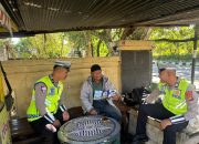 Sosialisasi Masif Keselamatan, Ditlantas Polda Sulbar Bagikan Leaflet dan Edukasi Pengguna Jalan