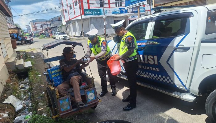 Jumat Penuh Berkah, Ditlantas Polda Sulbar Bagikan Makanan Gratis untuk Ojol dan Tukang Becak