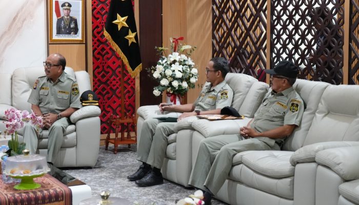 Kapolda Sulbar Terima Kunjungan KBPP, Bahas Potensi Bisnis dan Pengembangan Organisasi  Polda Sulbar – Kepala Kepolisian Daerah Sulawesi Barat, Irjen Pol Adi Deriyan Jayamarta, menerima kunjungan silaturahmi dari pengurus Ikatan Keluarga Besar Putra Putri Polri (KBPP) Wilayah Sulawesi Barat, Jumat (17/4/26) di ruang senda Mapolda.  Pertemuan ini juga menjadi wadah komunikasi sekaligus membahas rencana kegiatan serta upaya pengembangan organisasi ke depannya.  Dalam kesempatan tersebut, Ketua KBPP Sulbar menyampaikan bahwa kedatangan mereka selain untuk mempererat tali persaudaraan, juga dalam rangka menyampaikan undangan resmi.  “Kami hadir untuk bersilaturahmi sekaligus mengundang Bapak Kapolda pada kegiatan Musyawarah Daerah (Musda) yang kami selenggarakan setiap lima tahun sekali,” tutur Ketua KBPP.  Ia menjelaskan, kegiatan Musda direncanakan akan digelar pada tanggal 25 April 2026. Acara ini bertujuan untuk memilih Ketua KBPP periode baru dan diharapkan akan dihadiri oleh tiga anggota Dewan Perwakilan Rakyat Republik Indonesia (DPR RI).  “Kami juga memohon dukungan agar dapat dikoordinasikan kepada para anggota, sehingga kehadiran mereka dalam acara tersebut dapat maksimal. Saat ini, jumlah anggota KBPP di Kabupaten Mamuju saja tercatat sekitar 300 orang,” tambahnya.  Menanggapi hal tersebut, Kapolda memberikan apresiasi atas keaktifan organisasi dan memberikan sejumlah masukan strategis. Terkait jumlah anggota yang saat ini dinilai masih perlu ditingkatkan, Irjen Pol Adi Deriyan menyoroti pentingnya aspek kesejahteraan dan manfaat organisasi.  “Untuk merangkul lebih banyak putra-putri Polri bergabung, salah satu daya tarik utamanya adalah aspek kesejahteraan. Jika organisasi ini bisa memberikan manfaat nyata, saya yakin anggotanya tidak hanya 300, tapi bisa mencapai ribuan,” tegas Kapolda.  Lebih jauh, Kapolda menilai Sulawesi Barat memiliki potensi ekonomi dan sumber daya alam yang sangat besar, terutama dari sisi mineral. Menurutnya, peluang bisnis di daerah ini sangat terbuka lebar.  “Sulbar adalah daerah yang sangat kaya. Dalam 5 hingga 10 tahun ke depan, perkembangannya akan sangat signifikan. Selama 8 bulan saya menjabat, kami bahkan telah menjajaki kerja sama hingga mendatangkan pihak dari Rusia untuk melihat potensi di sini,” ungkapnya.  Oleh karena itu, Kapolda menyarankan agar KBPP dapat memanfaatkan peluang tersebut. “Dalam sebuah organisasi, jika anggota tidak merasakan keuntungan atau manfaat, lama-kelamaan mereka akan jenuh. Maka, mari hadirkan nilai tambah dan peluang usaha yang nyata bagi anggota,” pesannya.  Dalam pertemuan yang berlangsung hangat tersebut, Kapolda juga menyinggung sejumlah isu penting. Ia menyambut baik undangan Musda dan berharap dapat hadir jika tidak ada halangan.  Kapolda juga menegaskan komitmennya dalam menjaga integritas institusi. Ia menuturkan bahwa selama memimpin, setiap anggota yang terbukti terlibat pelanggaran serius seperti narkoba dan kasus asusila pasti akan diproses hukum.  “Memecat anggota bukanlah prestasi, melainkan sebuah evaluasi dan kegagalan kita sebagai pimpinan. Namun, aturan tetap harus ditegakkan. Saya juga pastikan tidak ada perlakuan istimewa, semuanya diperlakukan adil,” tegasnya.  Terkait penerimaan anggota Polri yang sedang berlangsung, Kapolda kembali menegaskan prinsip “Masuk Polri Itu Gratis”. Ia mengimbau agar tidak percaya pada oknum yang menjanjikan kelulusan dengan imbalan uang, karena seluruh proses dilakukan secara terbuka dan sistem merit.  Terakhir, Kapolda juga menyampaikan harapannya agar seluruh elemen masyarakat, termasuk KBPP memberikan dukungan dalam menjaga stabilitas keamanan dan ketertiban.  Humas Polda Sulbar