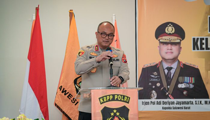 Kapolda Sulbar Buka Musda II KBPP Polri, Dorong Keterlibatan Generasi Muda  Polda Sulbar – Kapolda Sulbar, Irjen Pol Adi Deriyan Jayamarta, secara resmi membuka Musyawarah Daerah (Musda) II Keluarga Besar Putra Putri (KBPP) Polri Sulawesi Barat periode 2026-2031 yang berlangsung khidmat dan penuh semangat di Aula Hotel Matos Mamuju, Sabtu (25/4/26).  Kegiatan ini dihadiri langsung oleh Ketua Umum KBPP Polri, Gubernur Sulawesi Barat, serta jajaran Forkopimda, PJU Polda Sulbar, Kapolres jajaran, perwakilan organisasi kepemudaan, tokoh agama dan tokoh masyarakat.  Dalam arahannya, Kapolda Adi Deriyan menekankan bahwa Musda ini bukan sekadar agenda rutin, melainkan momentum strategis untuk memperkuat organisasi dan meningkatkan kontribusi nyata bagi masyarakat.  Kapolda juga menyoroti pentingnya regenerasi kepengurusan. Ia mengusulkan agar organisasi ini lebih agresif merekrut dan melibatkan generasi Z.  “KBPP Polri memiliki potensi luar biasa dengan jumlah keluarga besar Polri yang mencapai ribuan orang. Ke depan, perlu strategi komunikasi yang tepat dan menarik. Saya ingin organisasi ini tidak hanya diisi senior, tapi juga anak-anak Gen Z. Mereka punya cara komunikasi yang lebih relevan untuk mengajak teman-temannya bergabung,” tutur Kapolda.  Lebih lanjut, Kapolda menyatakan bahwa KBPP Polri bukan sekadar mitra, melainkan bagian tak terpisahkan dari keluarga Polri. Ia berharap organisasi ini dapat terlibat aktif membantu tugas-tugas kepolisian, mulai dari pembangunan Pam Swakarsa, pengamanan kegiatan, hingga pelayanan di wilayah terpencil dan pulau terluar.  “Keamanan tidak datang dengan sendirinya, tapi harus diciptakan bersama. Jika kekuatan KBPP ini besar dan solid, maka tugas Polri akan sangat terbantu,” tegasnya.  Sementara itu, Ketua Umum KBPP Polri dalam sambutannya mengapresiasi tingginya solidaritas di Sulbar, termasuk adanya kesepakatan yang menunjukkan kekompakan organisasi.   Ia mengingatkan bahwa KBPP Polri adalah organisasi tunggal yang lahir melalui TR Kapolri tahun 2021, sehingga memiliki ikatan batin yang kuat dengan institusi Polri.  “Kita harus bangga menjadi bagian dari organisasi ini. Mari jaga solidaritas dan bangun sinergi dengan pemerintah dan masyarakat agar organisasi ini benar-benar adil dan bermanfaat,” tuturnya.  Hal senada disampaikan Gubernur Sulawesi Barat yang menilai kehadiran KBPP Polri sangat penting sebagai wadah menghimpun kekuatan dan kontribusi nyata putra-putri Polri dalam menjaga harkat martabat bangsa serta mendukung pembangunan daerah.  Acara inti dilanjutkan dengan proses musyawarah untuk memilih kepemimpinan baru periode 2026-2031.  Humas Polda Sulbar