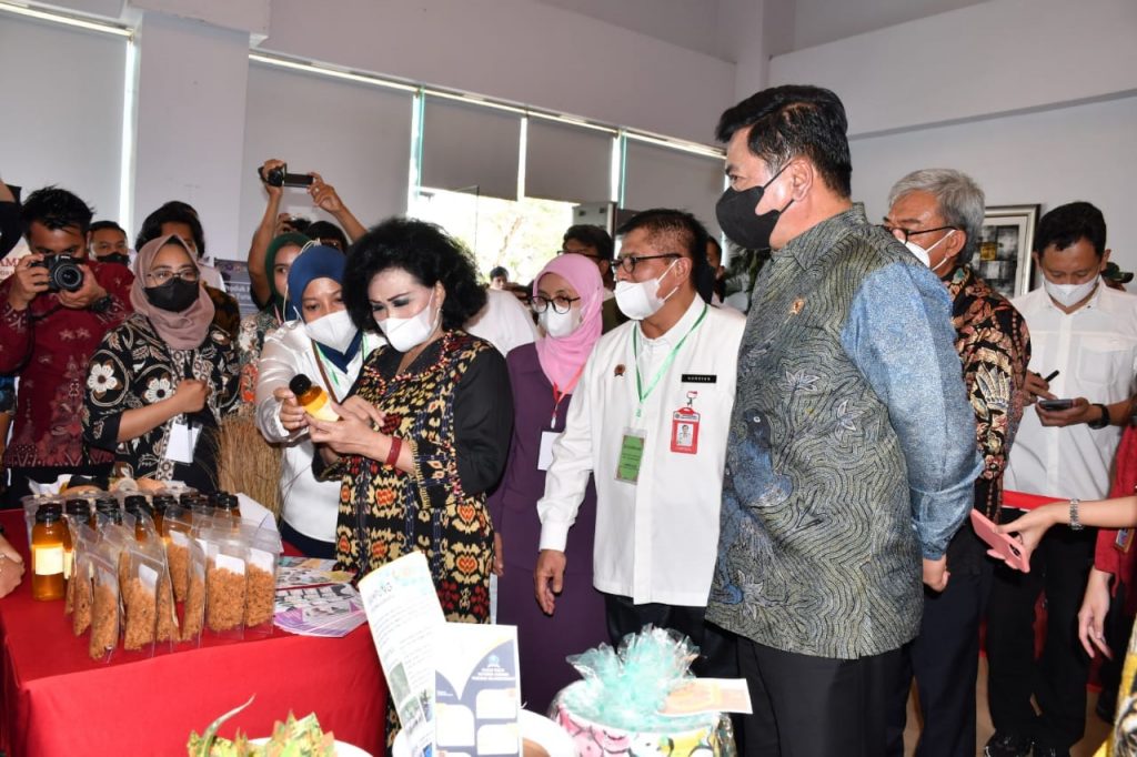 Oknum Humas Menteri Agraria Tata Ruang (ATR)  Hadi Tjahjanto  dorong wartawan saat liputan.
