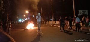 Kecewa Terhadap Kenaikan Harga BBM Mahasiswa di Mamuju Tutup Jalan Trans Sulawesi.