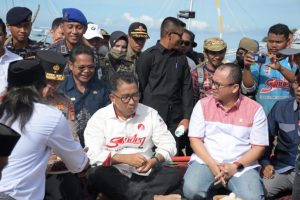 Lepas Passandeq Menuju Pantai Banggae Dengan Ritual Mapparondong Lopi