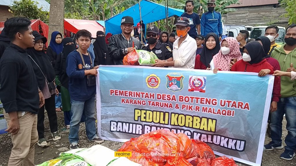 Peduli Bencana Bajir dan Tanah longsor Di kecamatan Kalukku Pamdes Botteng Utara Salurkan Bantuan.