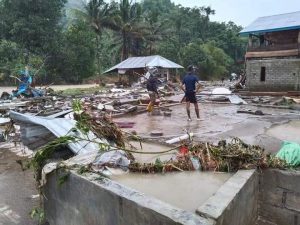 Pasca Banjir warga Dusun Sambalagia  Desa Salu Tambung Terpaksa Mencari Tempat Pengungsian.