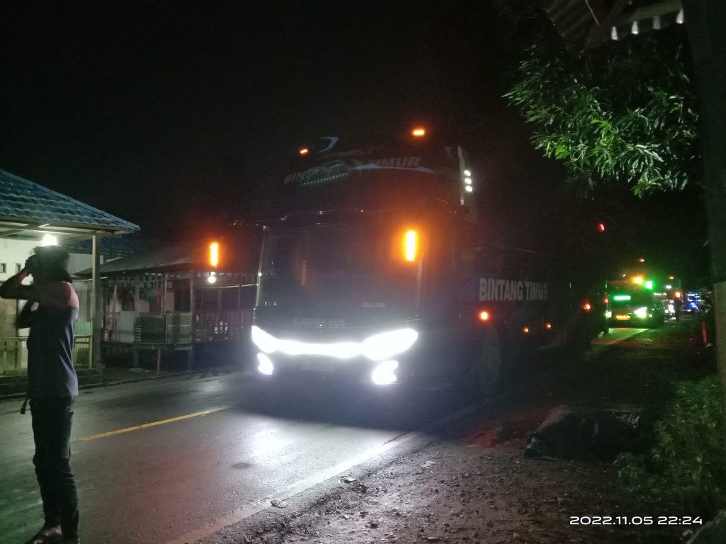 Sistem Buka Tutup  Di Desa Onang Malam Ini: kendaran Antri Sepanjang  Empat kilo Meter