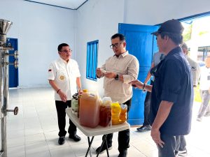 Pj. Gubernur Sulbar Dorong Pengembangan Minyak Mandar Agar Berdaya Saing di Pasaran