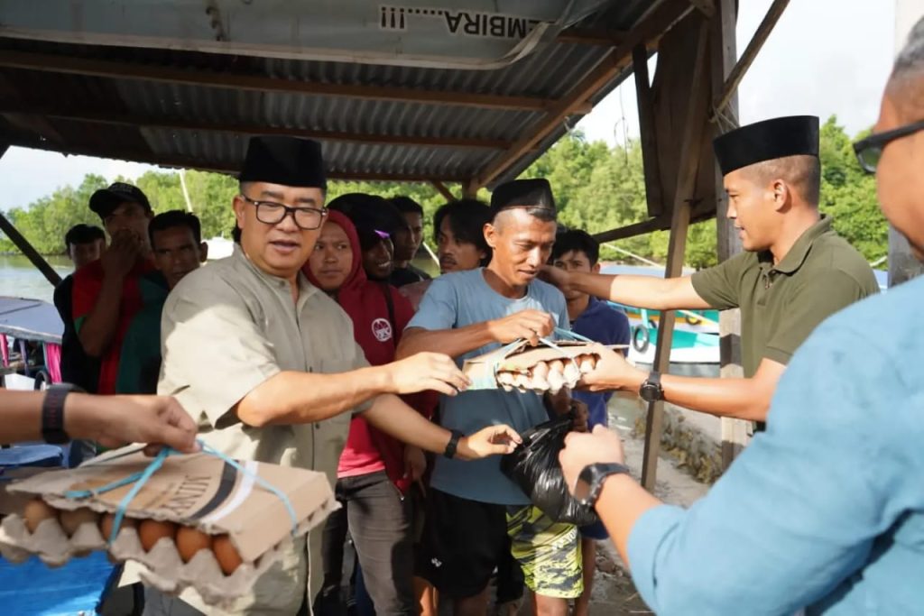 Sambut Idul Fitri, Pj. Gubernur Sulbar Berbagi Paket ke Masyarakat