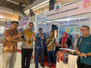 Disdagperingkop-UKM Sulbar Promosikan Produk Kerajinan Tenun Ikat Sekomandi, Tenun Sutar Mandar, Kopi dan Coklat Mix pada Pameran Nasional di Manado