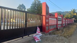 Diduga Upah Tukang Dan Biaya Material Belum dibayarkan, Tukang Segel Sekolah SD Impres Pempioang.