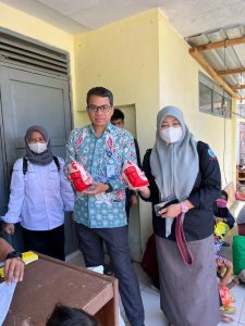 880 Keluarga Beresiko Stunting (KRS) Kec. Tinambung dan Balanipa Terima Bantuan Telur dan Ayam