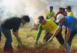 Meningkatkan Kebersihan Lingkungan Asrama Haji Transit MAMUJU, ASN Kemenag Sulbar Melaksanakan Kerja Bakti