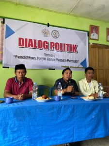 Mahasiswa KKN UHAILANU Melaksanakan Dialog Politik.
